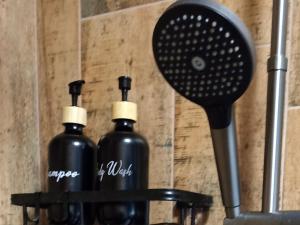 Dos botellas de vino junto a un secador de pelo. en Lemberg Apart, en Slavske