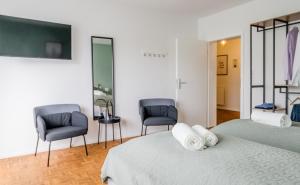 Ein Bett oder Betten in einem Zimmer der Unterkunft janu-homes - 3 Zimmer Apartment - 7 Betten, Lahnblick vom Rheinberg