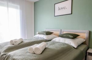 Ein Bett oder Betten in einem Zimmer der Unterkunft janu-homes - 3 Zimmer Apartment - 7 Betten, Lahnblick vom Rheinberg