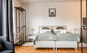 Ein Bett oder Betten in einem Zimmer der Unterkunft janu-homes - 3 Zimmer Apartment - 7 Betten, Lahnblick vom Rheinberg
