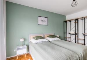 Ein Bett oder Betten in einem Zimmer der Unterkunft janu-homes - 3 Zimmer Apartment - 7 Betten, Lahnblick vom Rheinberg