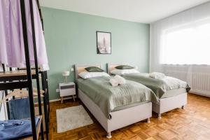 Ein Bett oder Betten in einem Zimmer der Unterkunft janu-homes - 3 Zimmer Apartment - 7 Betten, Lahnblick vom Rheinberg