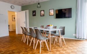 TV/Unterhaltungsangebot in der Unterkunft janu-homes - 3 Zimmer Apartment - 7 Betten, Lahnblick vom Rheinberg