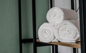 ein Stapel Handtücher auf einem Regal in der Unterkunft janu-homes - 3 Zimmer Apartment - 7 Betten, Lahnblick vom Rheinberg in Runkel