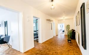 TV/Unterhaltungsangebot in der Unterkunft janu-homes - 3 Zimmer Apartment - 7 Betten, Lahnblick vom Rheinberg