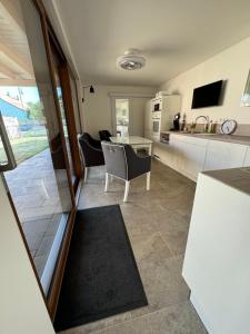 a kitchen and living room with a table and chairs at Gästehaus Auszeit in Riesa +5 photos