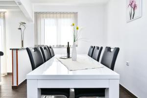 Posedenie v ubytovaní Apartman Lavanda sa bazenom i okućnicom 4*
