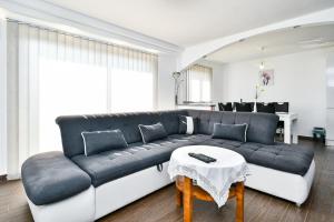 Posedenie v ubytovaní Apartman Lavanda sa bazenom i okućnicom 4*