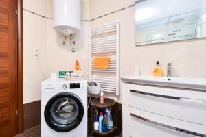Kúpeľňa v ubytovaní Apartman Lavanda sa bazenom i okućnicom 4*