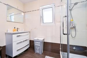 Kúpeľňa v ubytovaní Apartman Lavanda sa bazenom i okućnicom 4*