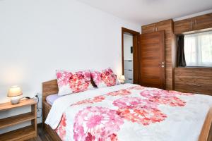 Posteľ alebo postele v izbe v ubytovaní Apartman Lavanda sa bazenom i okućnicom 4*
