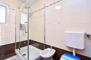 Kúpeľňa v ubytovaní Apartman Lavanda sa bazenom i okućnicom 4*