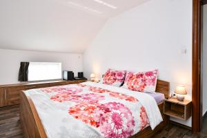 Posteľ alebo postele v izbe v ubytovaní Apartman Lavanda sa bazenom i okućnicom 4*