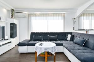 Posedenie v ubytovaní Apartman Lavanda sa bazenom i okućnicom 4*