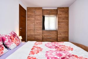 Posteľ alebo postele v izbe v ubytovaní Apartman Lavanda sa bazenom i okućnicom 4*