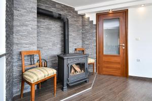 Posedenie v ubytovaní Apartman Lavanda sa bazenom i okućnicom 4*