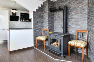 Kuchyňa alebo kuchynka v ubytovaní Apartman Lavanda sa bazenom i okućnicom 4*
