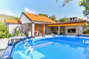 Bazén v ubytovaní Apartman Lavanda sa bazenom i okućnicom 4* alebo v jeho blízkosti