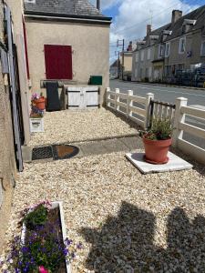 a white fence and some flowers on the side of a street at Maison confortable à Clion avec parking privé in Clion
