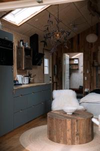 RønnedeにあるCamp Adventureの部屋の中央にテーブルがあるキッチン