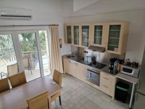 Kuchyň nebo kuchyňský kout v ubytování Grapevines Villa 1 Karin
