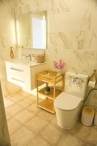 ein Badezimmer mit Toilette und Waschbecken in der Unterkunft Apartamento,BBQ, cerca del mar in Charco del Pino + 27 Fotos