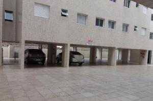 two cars parked in front of a building at Apartamento com piscina! in Samaritá