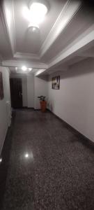 an empty room with a potted plant on the wall at Apartamento com piscina! in Samaritá