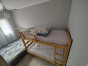 a small bunk bed in a small room at Apartamento com piscina! in Samaritá +24 photos