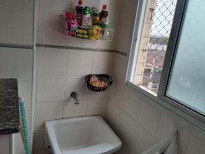 a small bathroom with a toilet and a window at Apartamento com piscina! in Samaritá
