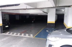 a parking garage with a car parked in it at Apartamento com piscina! in Samaritá