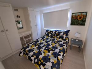 Lappies BayにあるStay on Mainのベッドルーム1室(黒と黄色の掛け布団付きのベッド1台付)