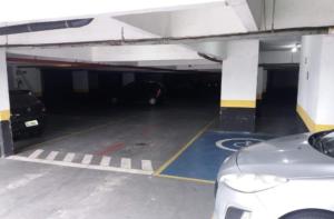 a parking garage with two cars parked in it at Apartamento com piscina! in Samaritá