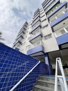 a building with blue solar panels in front of a building at Apartamento com piscina! in Samaritá