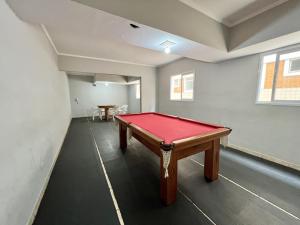 a ping pong table in an empty room at Apartamento com piscina! in Samaritá