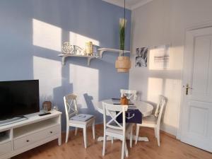 赛巴特班森Villa Gertrud, nur 300m zum Strand, inkl WLAN的一间有桌椅和电视的餐厅 更多9张照片