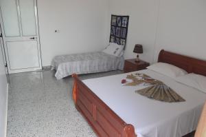 Un dormitorio con dos camas en una habitación. en Casa Herminia, en Tarrafal
