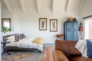sala de estar con sofá y armario azul en Salt Duyker Eiland, en St Helena Bay