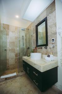 ein Badezimmer mit Waschbecken und Dusche in der Unterkunft EL FARO 204 SURF two bedrooms apartment ocean front in Playa del Carmen