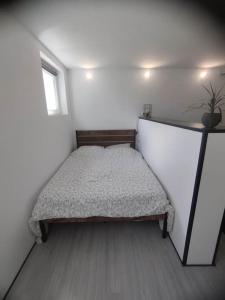 a small bedroom with a bed in the corner at Charmant studio pour 3 personnes in Briec