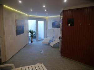 ein Hotelzimmer mit Flur und Wartezimmer in der Unterkunft Residenz am Yachthafen, Whg 4 in Grömitz