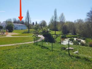 an image of a park with a red arrow at Charmant T2 flambant neuf pour 3 pers in Briec