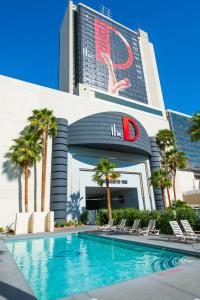 einem Pool vor einem Gebäude mit einem Hotel in der Unterkunft The D Las Vegas in Las Vegas