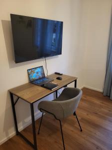 Un televizor și/sau centru de divertisment la 3BR - Apartment am Theater