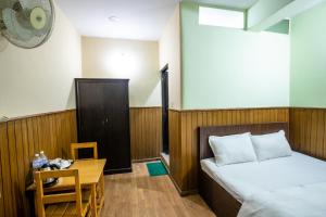 Postel nebo postele na pokoji v ubytování Hotel Harmony & Little Bites Bistro