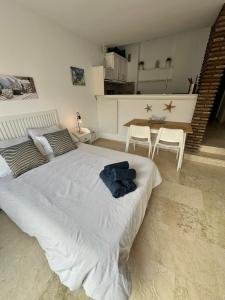 A bed or beds in a room at Benavista Studio