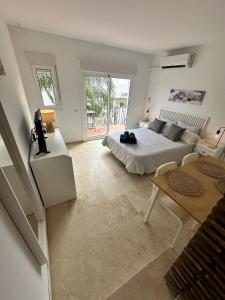 A bed or beds in a room at Benavista Studio