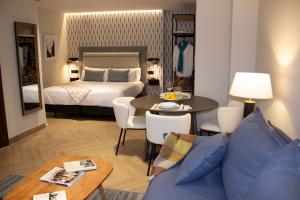 Postel nebo postele na pokoji v ubytování Puerta de la Ribera Suites