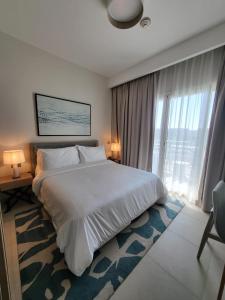 Postel nebo postele na pokoji v ubytování Vida Marina marassi hotel apartment with extra fees for beach or pool access شقة فندقية في أوتيل فيدا مراسي مارينا دخول شاطئ البحر او حمام السباحة برسوم إضافية