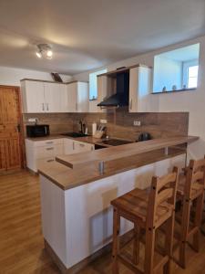 Kuchyň nebo kuchyňský kout v ubytování Apartmány Na rychtě